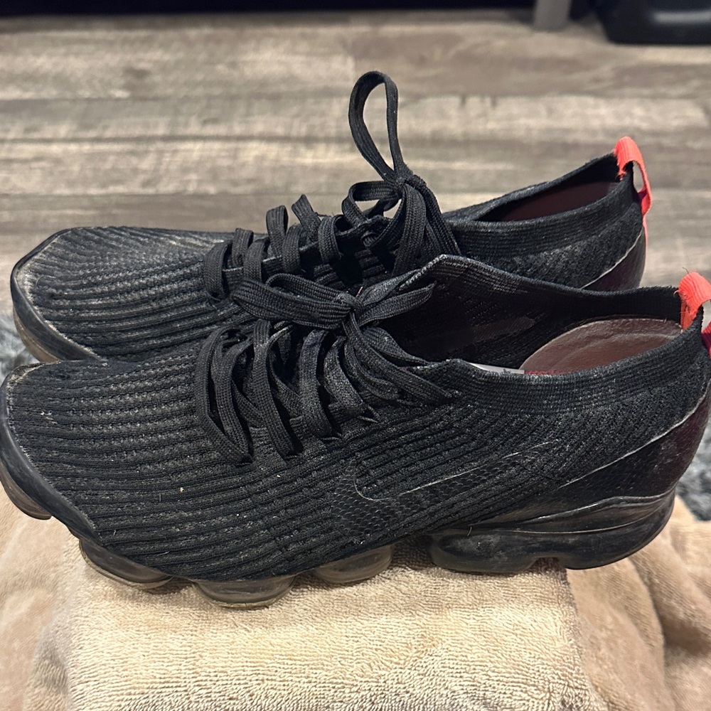Nike Men's Black and Red Sneakers